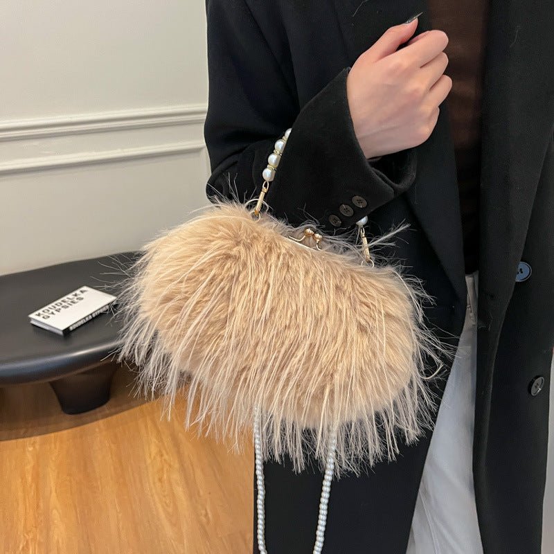 Plush Bag Sweet Girl Portable $45.48 Dana Fashion Color: Black Women's Bags Product information: Color: Rose Red, black, white, pink, blue, khaki Hardness: soft Material: Plush Suitcase shape: Horizontal Square Number of shoulder straps: Single Size: Pack