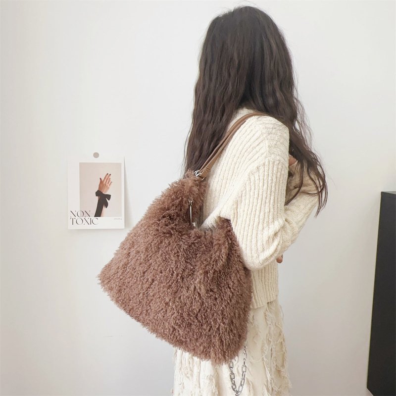 Plush Hand-carrying Bag Shoulder Large Capacity $58.37 Dana Fashion Color: Black Women's Bags Product information: Color: white, gray, khaki, camel, black Hardness: soft Material: Plush Suitcase shape: square vertical model Popular elements: sequins, maca