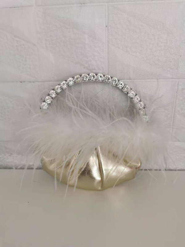 Portable Diamond-encrusted Dinner Pleated Tide Female Cross-body Cloud Bag $55.00 Dana Fashion Color: Golden Women's Bags Product information: Style: Urban simplicity Material: PU Luggage trend style: bucket bag Popular element: rhinestones Bag shape: cyl