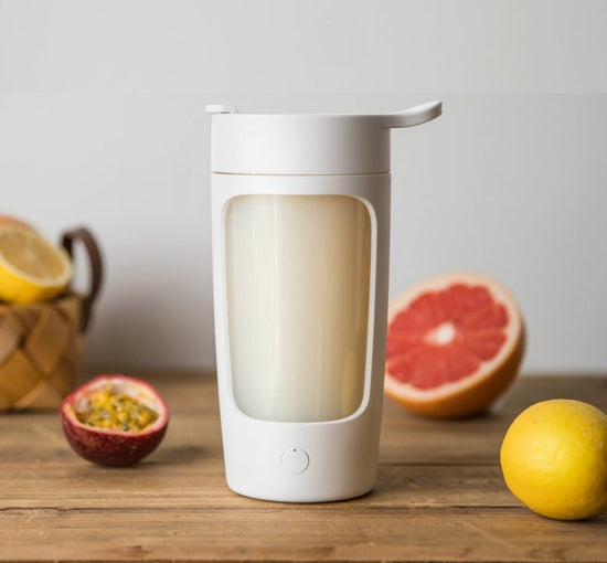 Portable juice blender $68.50 Dana Fashion Color: Black Dana's Kitchen Product name: automatic mixing cup Motor voltage: 3V Product capacity: 650ml Rated power: 7.4W Product size: 121 * 90 * 196mm Rated voltage: 3.7v-2A