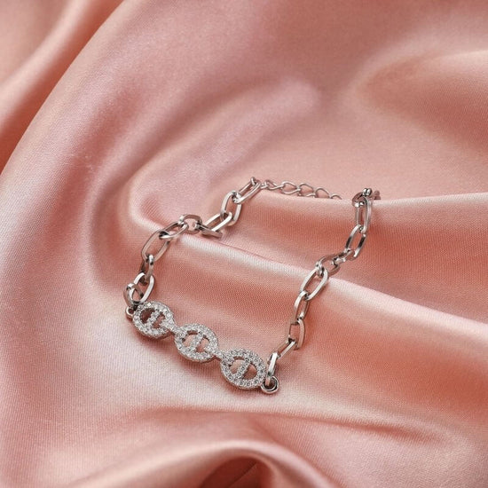Quartz Watch Diamond Butterfly Zircon Bracelet $59.00 Dana Fashion Color: Gold Women's Accessories Product information: Special functions: decoration, chronograph, calendar Display Type: Pointer Style: fashion Mirror material: ordinary glass mirror Buckle