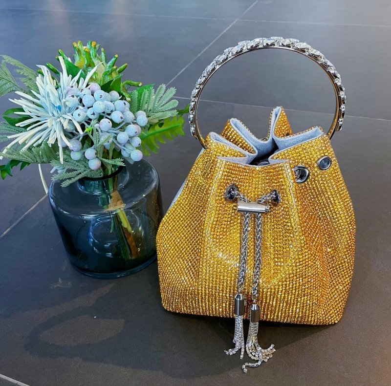 Rainbow Tassel Shiny Hand Diamond Bag $59.00 Dana Fashion Color: Yellow Size: L Women's Bags Specifications: Color: Pink, pink, blue, purple, black, yellow, rainbow, multicolored, braided green, green diamond Style: Street trend Material: Acrylic Popular