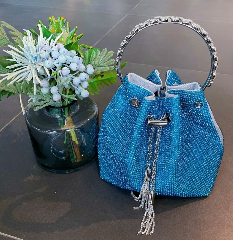 Rainbow Tassel Shiny Hand Diamond Bag $59.00 Dana Fashion Color: Blue Size: L Women's Bags Specifications: Color: Pink, pink, blue, purple, black, yellow, rainbow, multicolored, braided green, green diamond Style: Street trend Material: Acrylic Popular el