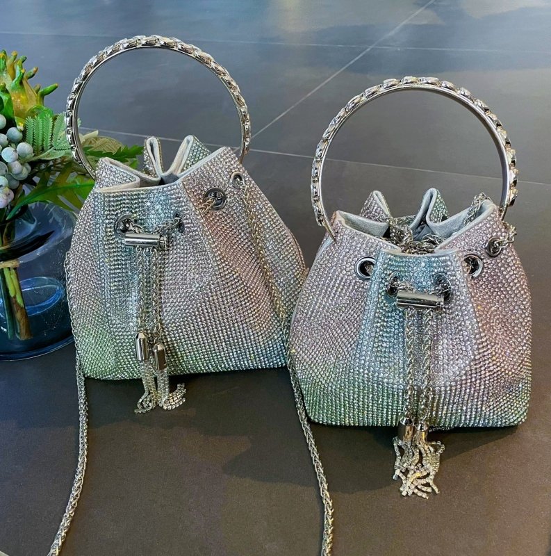 Rainbow Tassel Shiny Hand Diamond Bag $59.00 Dana Fashion Color: Multicolored Size: L Women's Bags Specifications: Color: Pink, pink, blue, purple, black, yellow, rainbow, multicolored, braided green, green diamond Style: Street trend Material: Acrylic Po