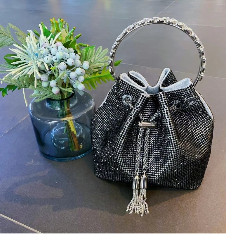 Rainbow Tassel Shiny Hand Diamond Bag $59.00 Dana Fashion Color: Black Size: L Women's Bags Specifications: Color: Pink, pink, blue, purple, black, yellow, rainbow, multicolored, braided green, green diamond Style: Street trend Material: Acrylic Popular e
