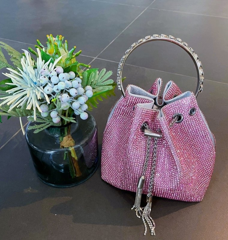 Rainbow Tassel Shiny Hand Diamond Bag $59.00 Dana Fashion Color: Pink Size: L Women's Bags Specifications: Color: Pink, pink, blue, purple, black, yellow, rainbow, multicolored, braided green, green diamond Style: Street trend Material: Acrylic Popular el