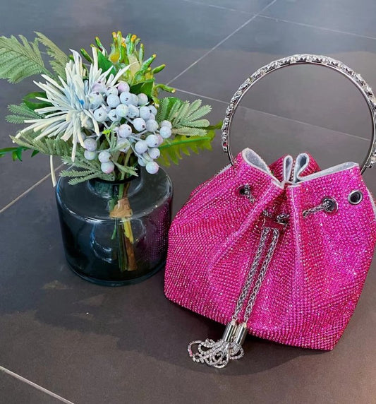 Rainbow Tassel Shiny Hand Diamond Bag $59.00 Dana Fashion Color: Black Size: L Women's Bags Specifications: Color: Pink, pink, blue, purple, black, yellow, rainbow, multicolored, braided green, green diamond Style: Street trend Material: Acrylic Popular e