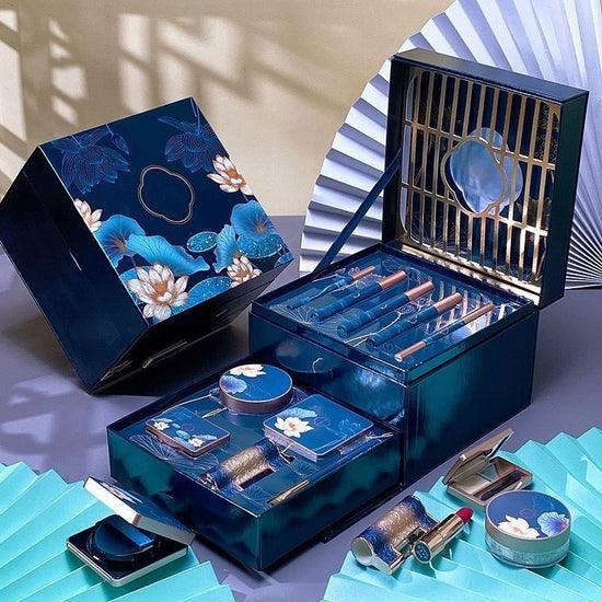 Red Eye Shadow Makeup Suit $179.00 Dana Fashion style: 4 Style makeup Product information: Color classification: 1 Style: Yilu Youyou Lock Core Makeup 7-piece Set Gift Card2 styles: Love Lock Music Projection 7-piece Set Gift Card+Concentric Love Lock 4 L
