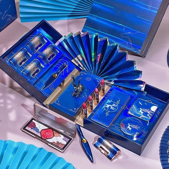Red Eye Shadow Makeup Suit $179.00 Dana Fashion style: 1 Style makeup Product information: Color classification: 1 Style: Yilu Youyou Lock Core Makeup 7-piece Set Gift Card2 styles: Love Lock Music Projection 7-piece Set Gift Card+Concentric Love Lock 4 L