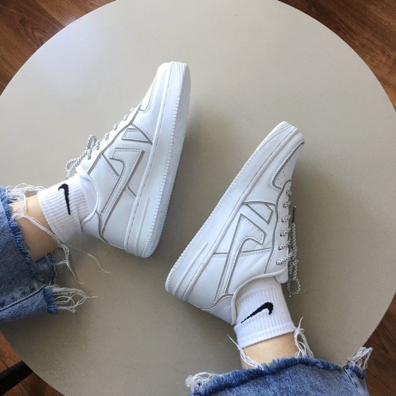 Reflective White Shoes For Men And Women Sneaker $39.61 Dana Fashion Color: White Size: 35 Women's shoes Product information: Pattern: color matching Lining material: Cotton Color: White Upper height: low top Size: 35, 36, 37, 38, 39, 40, 41, 42, 43, 44 S