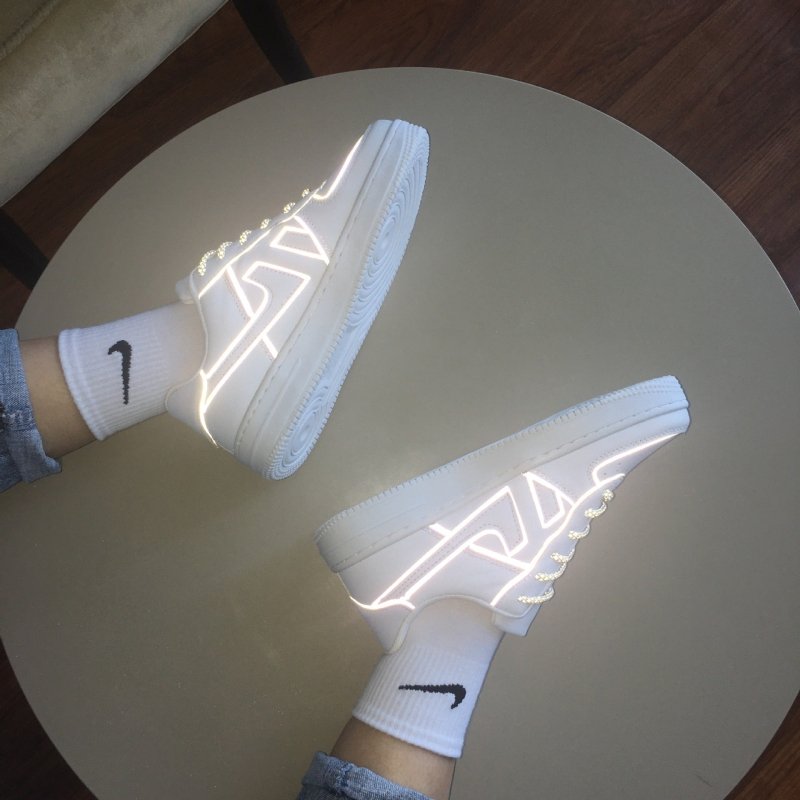 Reflective White Shoes For Men And Women Sneaker $39.61 Dana Fashion Color: White Size: 35 Women's shoes Product information: Pattern: color matching Lining material: Cotton Color: White Upper height: low top Size: 35, 36, 37, 38, 39, 40, 41, 42, 43, 44 S