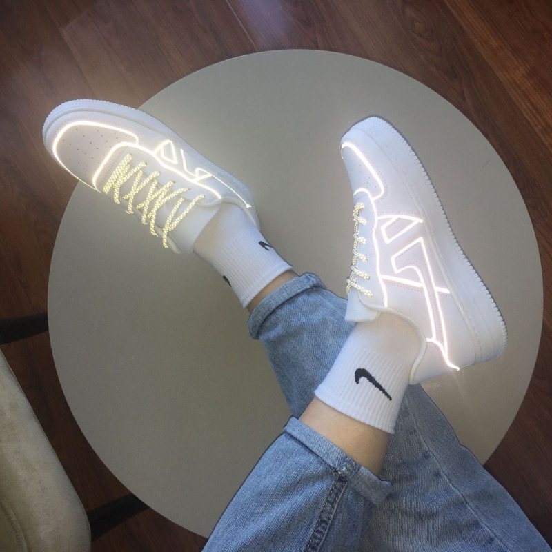 Reflective White Shoes For Men And Women Sneaker $39.61 Dana Fashion Color: White Size: 35 Women's shoes Product information: Pattern: color matching Lining material: Cotton Color: White Upper height: low top Size: 35, 36, 37, 38, 39, 40, 41, 42, 43, 44 S