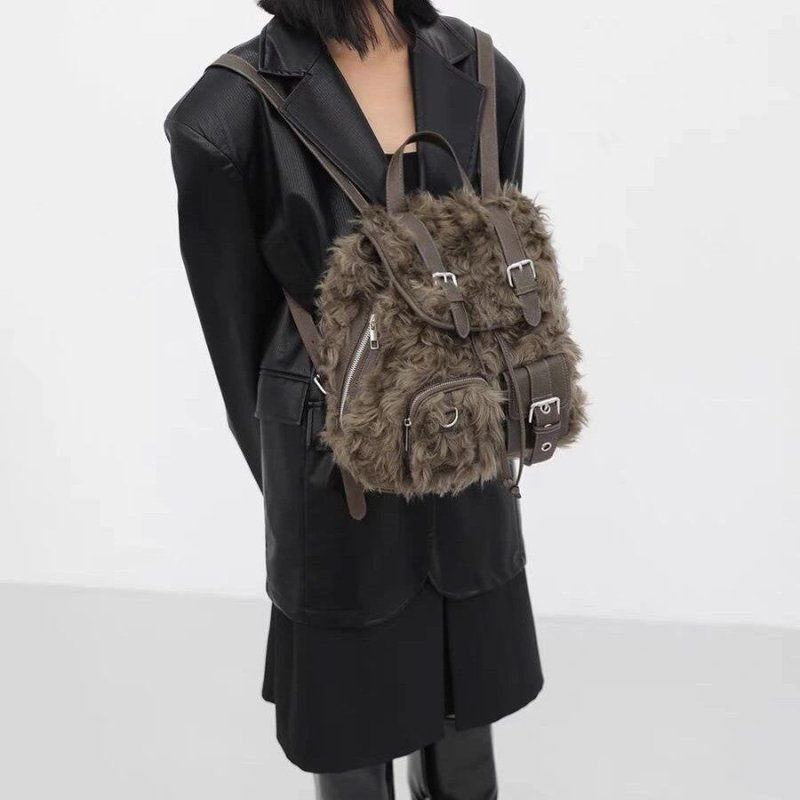 Retro Backpack Bags Plush Large Capacity Bag $89.00 Dana Fashion Color: Brown Size: 30x14x30 Women's Bags Product information: Color: Brown Hardness: medium and soft Material: Plush Size: 30*14*30cm Packing list: 1*Bag Product Image: