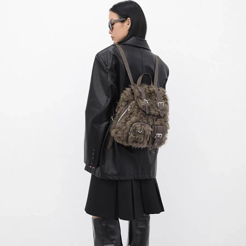 Retro Backpack Bags Plush Large Capacity Bag $89.00 Dana Fashion Color: Brown Size: 30x14x30 Women's Bags Product information: Color: Brown Hardness: medium and soft Material: Plush Size: 30*14*30cm Packing list: 1*Bag Product Image: