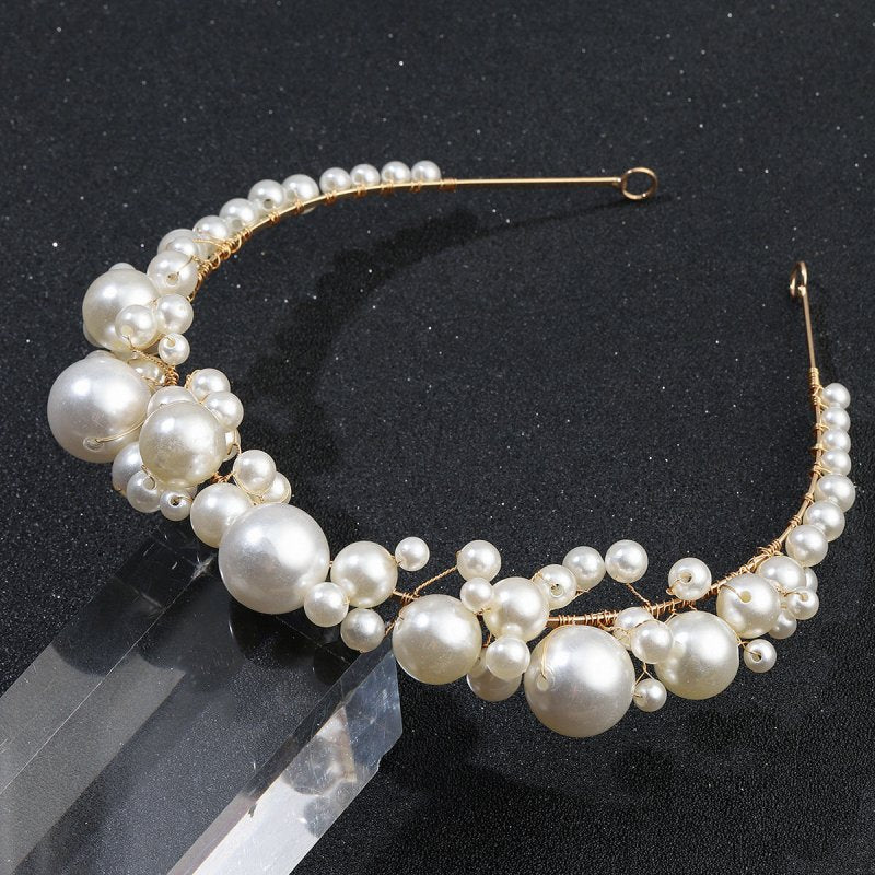 Retro Bridal Headdress Simple Pearl Headband $19.00 Dana Fashion Color: Gold Women's Accessories Product information: Type: hair band Color: Gold Suitable for gift-giving occasions: Wedding Style: Women's Material: Pearl Popular elements: Pearl Style: Kor
