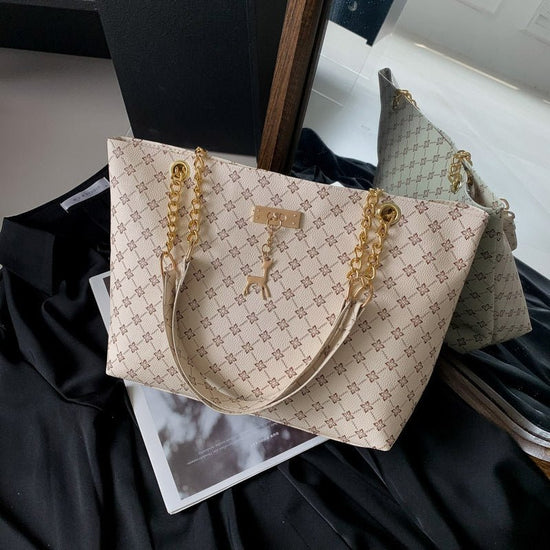 Retro Commuter Texture Chain Shoulder Bag For Women Spring $25.00 Dana Fashion Color: Black Women's Bags Product information: Lining texture: Polyester Applicable scenarios: Daily configuration Color: black, white, khaki, Brown Outer bag type: Three-dimen