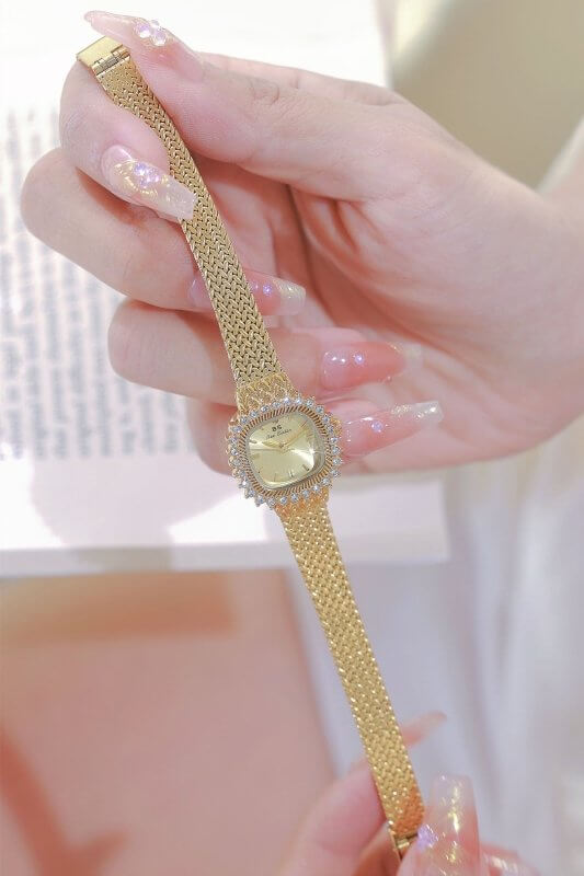 Retro Lucky Small Square Wheat Mini Watch $39.50 Dana Fashion Color: Champagne Gold Women's Accessories Product information: Color: Gold White, classic silver, champagne gold Thickness: 7mm Movement type: Quartz Crown type: Spiral crown Mirror material: m