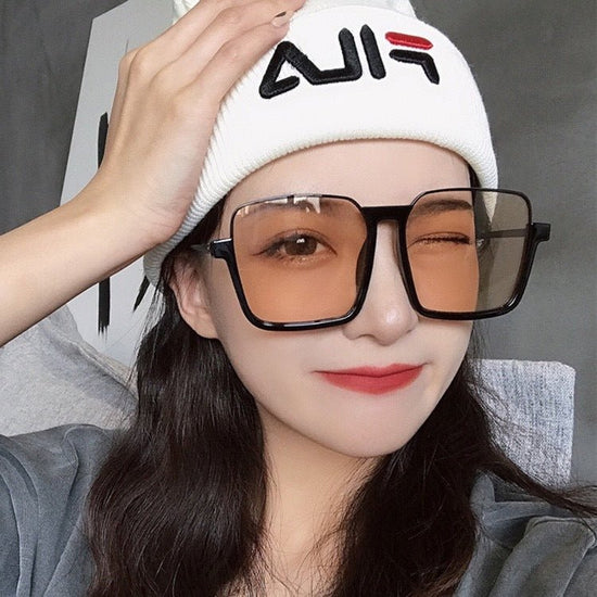 Retro Sunglasses Fashion Net Red Sunglasses Square Sunglasses $16.60 Dana Fashion Color: Black Women's Accessories Product information: Lens material: resin Frame material: metal Lens color: black frame tea Glasses structure: frame Anti-UV grade: UV400 St
