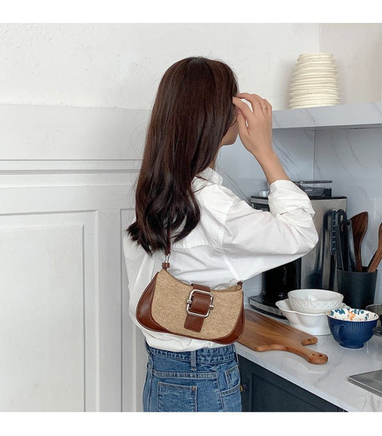 Retro Underarm High-grade Stitching Baguette Bag $59.50 Dana Fashion Color: Black Women's Bags Product information: Lining texture: Polyester Applicable scenarios: Daily matching Color: mud, blue, pink, black Outer bag type: Sandwich pocket Hardness: medi