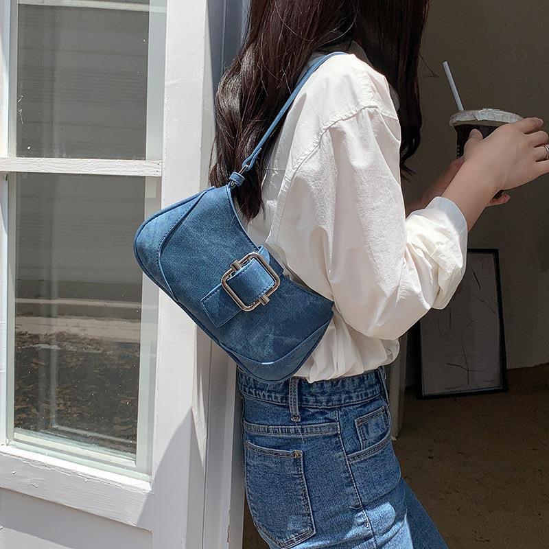 Retro Underarm High-grade Stitching Baguette Bag $59.50 Dana Fashion Color: Black Women's Bags Product information: Lining texture: Polyester Applicable scenarios: Daily matching Color: mud, blue, pink, black Outer bag type: Sandwich pocket Hardness: medi