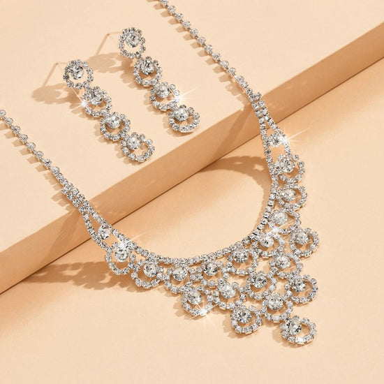 Rhinestone Necklace And Earrings Suite Women's Simple $33.59 Dana Fashion Color: Silver Suit Women's Accessories Product information: Pattern: Marine life Treatment Process: Electroplating Color: 577 silver necklace and earrings suit Applicable population