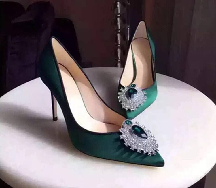 Rhinestone Pointed Toe High Heels Wedding Red Silk And Satin Shallow Mouth Women's Shoes $68.90 Dana Fashion Color: Green 9cm Size: 32 Women's shoes Product information: Pattern: solid color Lining material: imitation leather Color: Black 7cm, red 7cm, li