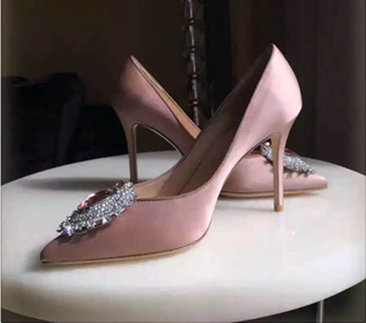 Rhinestone Pointed Toe High Heels Wedding Red Silk And Satin Shallow Mouth Women's Shoes $68.90 Dana Fashion Color: Light Pink 9cm Size: 32 Women's shoes Product information: Pattern: solid color Lining material: imitation leather Color: Black 7cm, red 7c