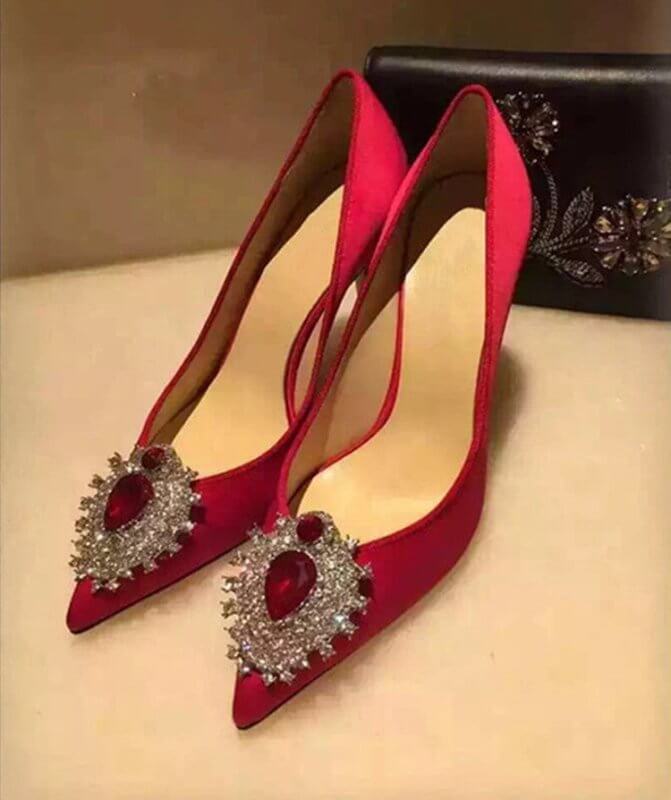 Rhinestone Pointed Toe High Heels Wedding Red Silk And Satin Shallow Mouth Women's Shoes $68.90 Dana Fashion Color: Black 7cm Size: 32 Women's shoes Product information: Pattern: solid color Lining material: imitation leather Color: Black 7cm, red 7cm, li