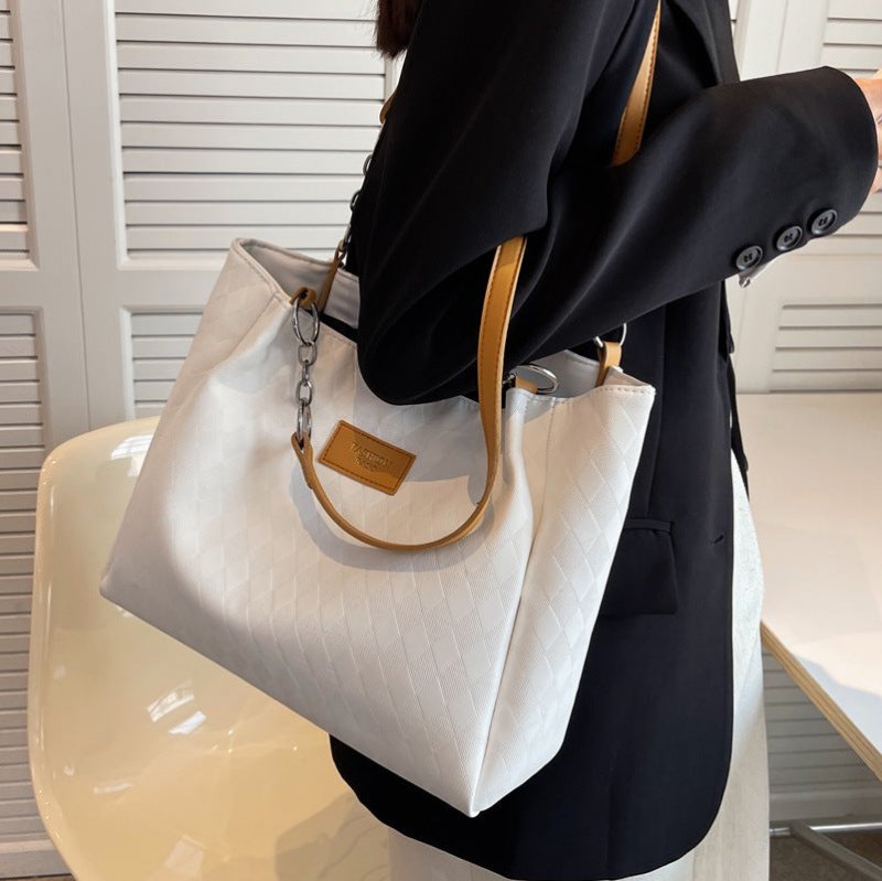 Rhombus Pattern Totes Chain Shoulder Bag Women Shopping Bags $40.81 Dana Fashion Color: Black Beauty Tools Product information: Material: PU Style: fashionable and simple Features:Color contrast Colour: black, coffee, brown Size Information: Width: 30CM H