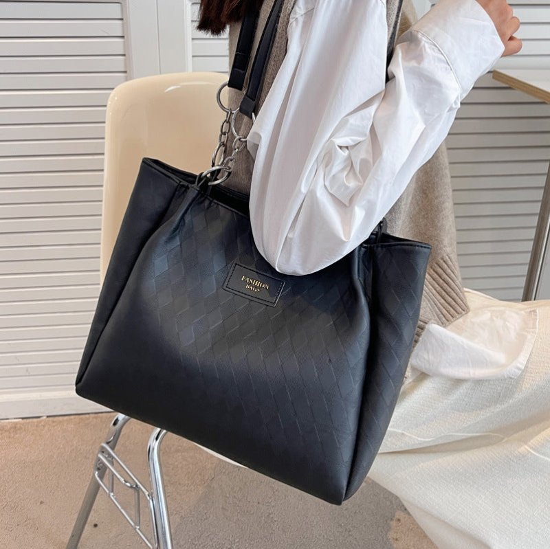 Rhombus Pattern Totes Chain Shoulder Bag Women Shopping Bags $40.81 Dana Fashion Color: Black Beauty Tools Product information: Material: PU Style: fashionable and simple Features:Color contrast Colour: black, coffee, brown Size Information: Width: 30CM H