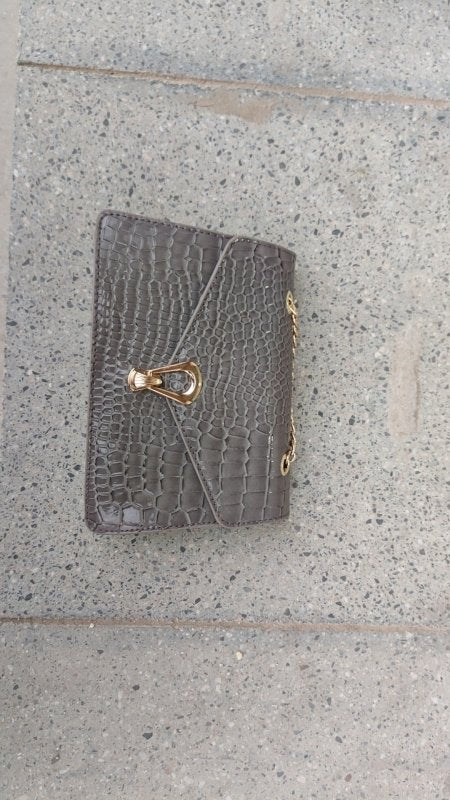 Rose Red Crocodile Pattern Women's Chain Bag $24.66 Dana Fashion Color: Gray Women's Bags Product information: Lining texture: synthetic leather Applicable scenario: Daily configuration Color: white, black, green, Rose red, gray, dark brown, blue Outer ba