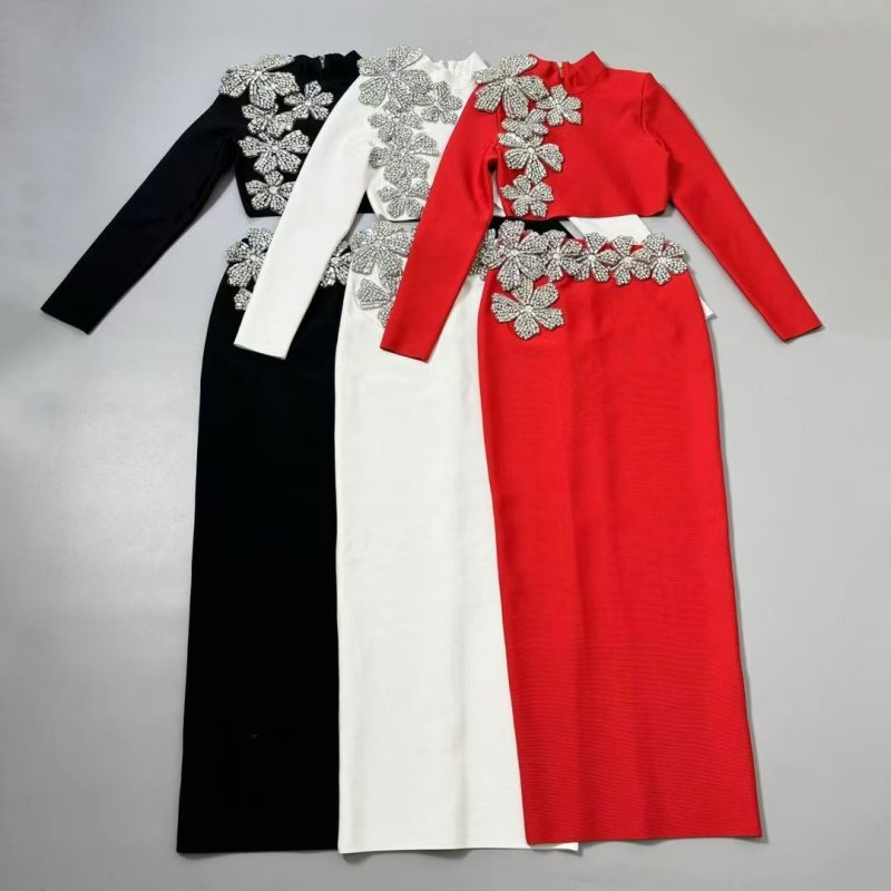 Round Neck Long Sleeve Short Top Long Skirt $199.90 Dana Fashion Color: Black Size: L Women's clothing Product information: Pattern: Flowers Fabric name: Cotton polyester Color: white, black, red Sleeve type: regular sleeve Main fabric composition: Cotton