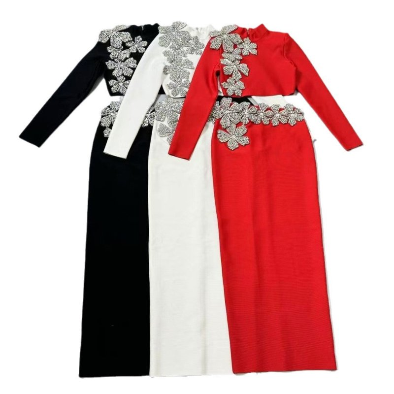 Round Neck Long Sleeve Short Top Long Skirt $199.90 Dana Fashion Color: Black Size: L Women's clothing Product information: Pattern: Flowers Fabric name: Cotton polyester Color: white, black, red Sleeve type: regular sleeve Main fabric composition: Cotton