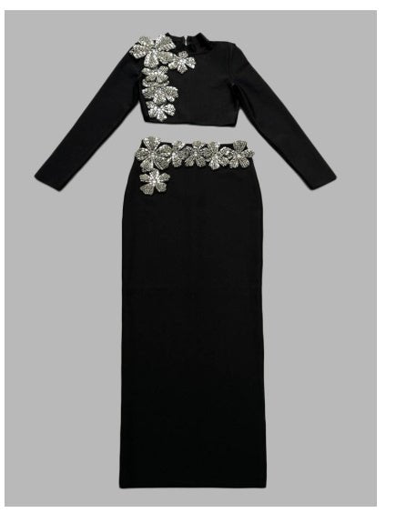 Round Neck Long Sleeve Short Top Long Skirt $199.90 Dana Fashion Color: Black Size: L Women's clothing Product information: Pattern: Flowers Fabric name: Cotton polyester Color: white, black, red Sleeve type: regular sleeve Main fabric composition: Cotton