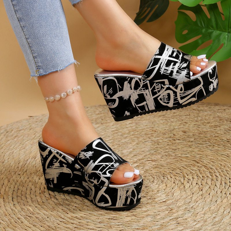 Round Toe Wedge Printed Slippers $54.99 Dana Fashion Color: Black Size: 36 Women's shoes معلومات المنتج: مادة البطانة: بولي يوريثين شكل حامل أصابع القدم: رأس دائري اللون: أسود، ذهبي المقاس: 36،37،38،39،40،41،42،43 مادة النعل: بولي يوريثين الطراز: كاجوال ق