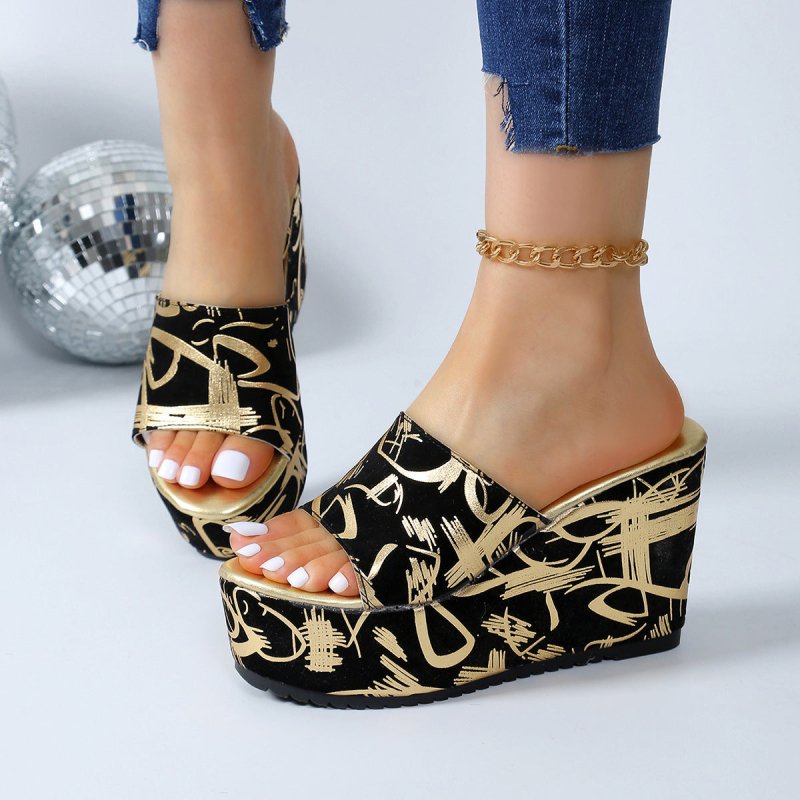 Round Toe Wedge Printed Slippers $54.99 Dana Fashion Color: Black Size: 36 Women's shoes معلومات المنتج: مادة البطانة: بولي يوريثين شكل حامل أصابع القدم: رأس دائري اللون: أسود، ذهبي المقاس: 36،37،38،39،40،41،42،43 مادة النعل: بولي يوريثين الطراز: كاجوال ق