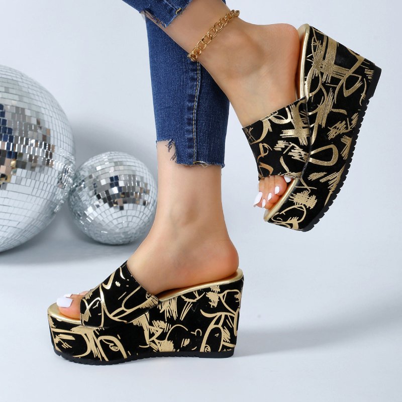Round Toe Wedge Printed Slippers $54.99 Dana Fashion Color: Black Size: 36 Women's shoes معلومات المنتج: مادة البطانة: بولي يوريثين شكل حامل أصابع القدم: رأس دائري اللون: أسود، ذهبي المقاس: 36،37،38،39،40،41،42،43 مادة النعل: بولي يوريثين الطراز: كاجوال ق