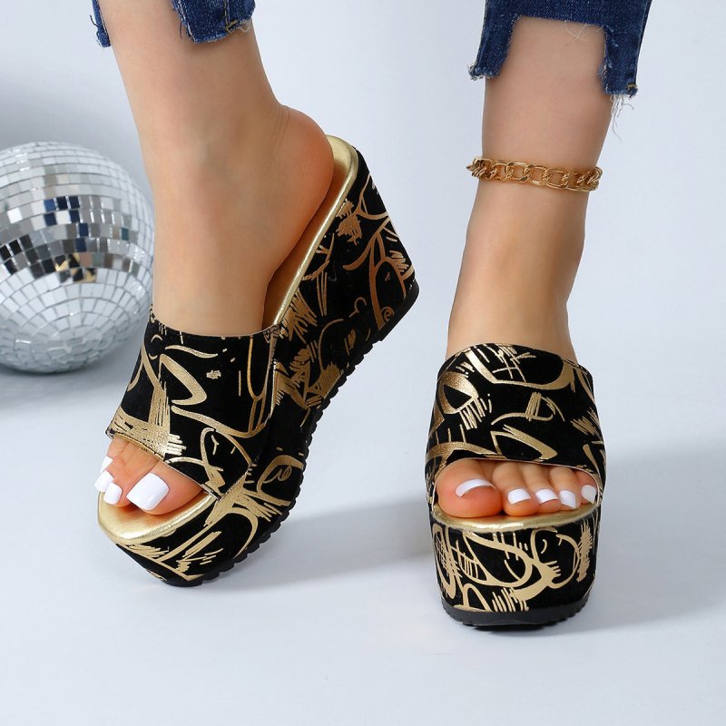 Round Toe Wedge Printed Slippers $54.99 Dana Fashion Color: Gold Size: 36 Women's shoes معلومات المنتج: مادة البطانة: بولي يوريثين شكل حامل أصابع القدم: رأس دائري اللون: أسود، ذهبي المقاس: 36،37،38،39،40،41،42،43 مادة النعل: بولي يوريثين الطراز: كاجوال قا