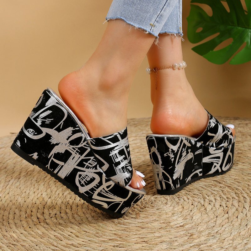 Round Toe Wedge Printed Slippers $54.99 Dana Fashion Color: Black Size: 36 Women's shoes معلومات المنتج: مادة البطانة: بولي يوريثين شكل حامل أصابع القدم: رأس دائري اللون: أسود، ذهبي المقاس: 36،37،38،39،40،41،42،43 مادة النعل: بولي يوريثين الطراز: كاجوال ق