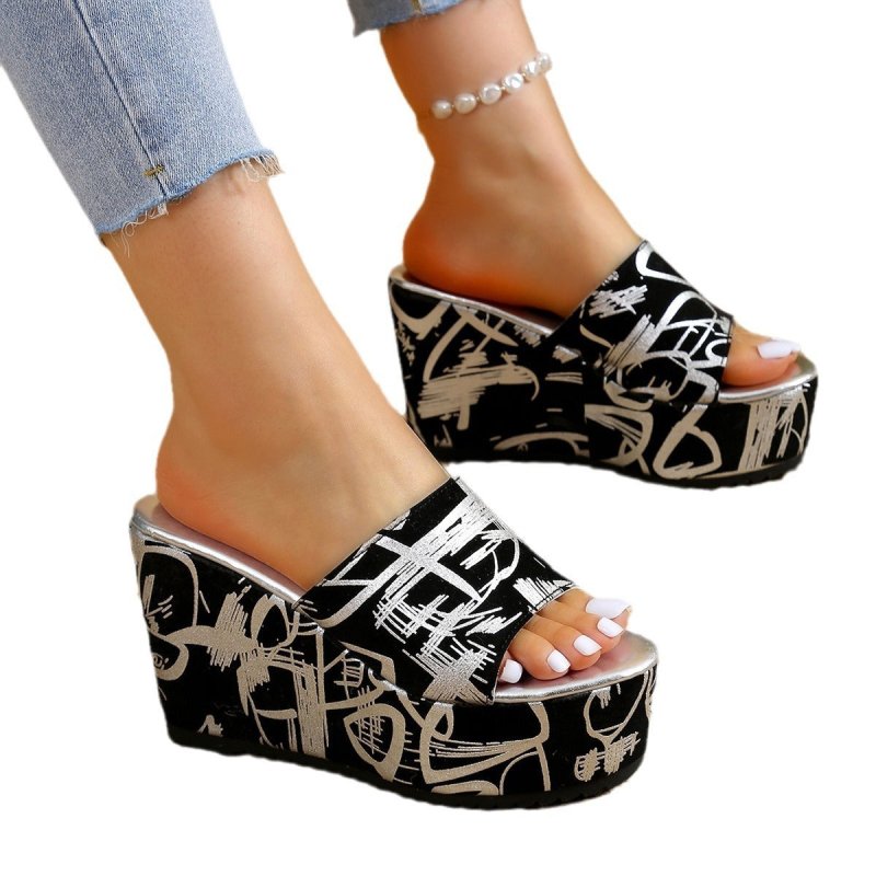 Round Toe Wedge Printed Slippers $54.99 Dana Fashion Color: Black Size: 36 Women's shoes معلومات المنتج: مادة البطانة: بولي يوريثين شكل حامل أصابع القدم: رأس دائري اللون: أسود، ذهبي المقاس: 36،37،38،39،40،41،42،43 مادة النعل: بولي يوريثين الطراز: كاجوال ق