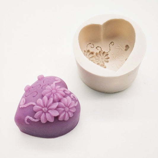 Silicone mould for rose mousse cake $9.85 Dana Fashion Color: SQY33 Dana's Kitchen Product category: Cake molds Shape: Heart Weight: 60 g Size: 55 * 38 mm Material: food grade silicone Product Features: 1. Silicone is mainly composed of Silicone, a kind o