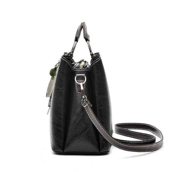 Simple Retro Small Handbag Women $52.73 Dana Fashion Color: Black Women's Bags Product information: Lining texture: polyester cotton Applicable scenario: Daily matching Color: wine red, green, black, light blue, khaki, Brown Outer bag type: slit pocket Ha