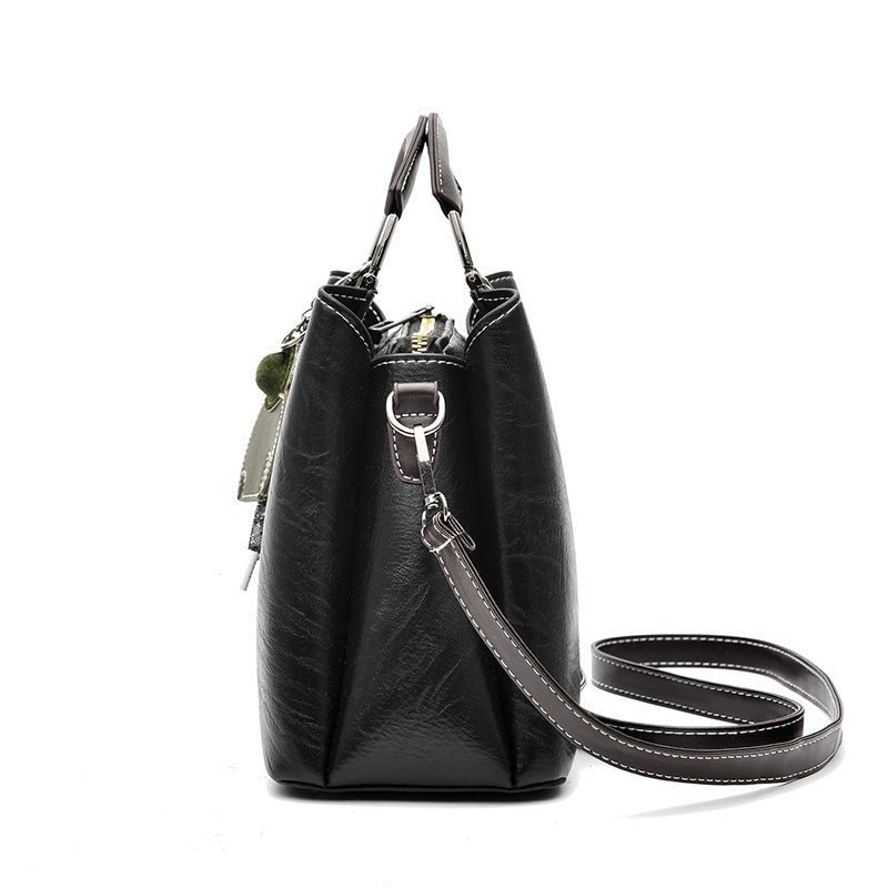 Simple Retro Small Handbag Women $52.73 Dana Fashion Color: Black Women's Bags Product information: Lining texture: polyester cotton Applicable scenario: Daily matching Color: wine red, green, black, light blue, khaki, Brown Outer bag type: slit pocket Ha