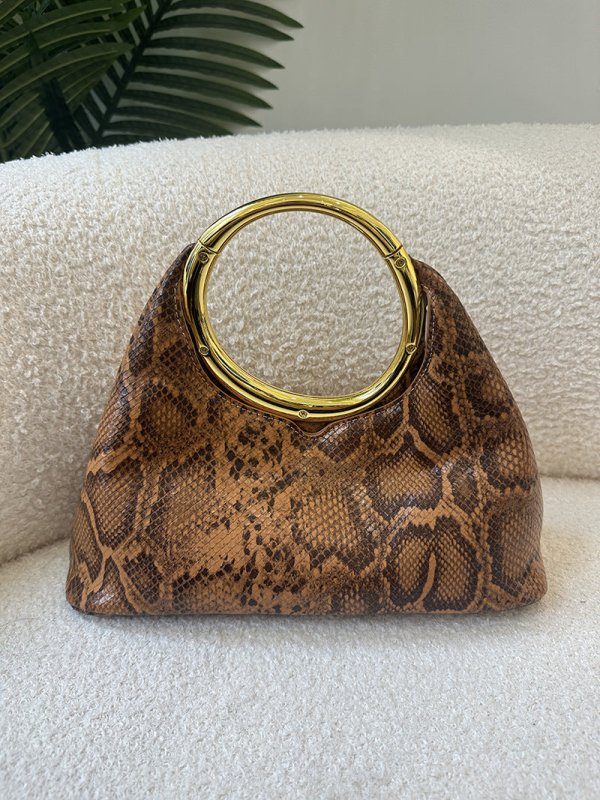 Simple Soft Leather Bag Hand Carrying Ring Hand-carrying $98.90 Dana Fashion Color: Snake Color Size: 30X13X23CM Women's Bags Product information: Applicable scenarios: Daily matching Color: Black, creamy-white, grass green, Rose Red, snake color Outer ba