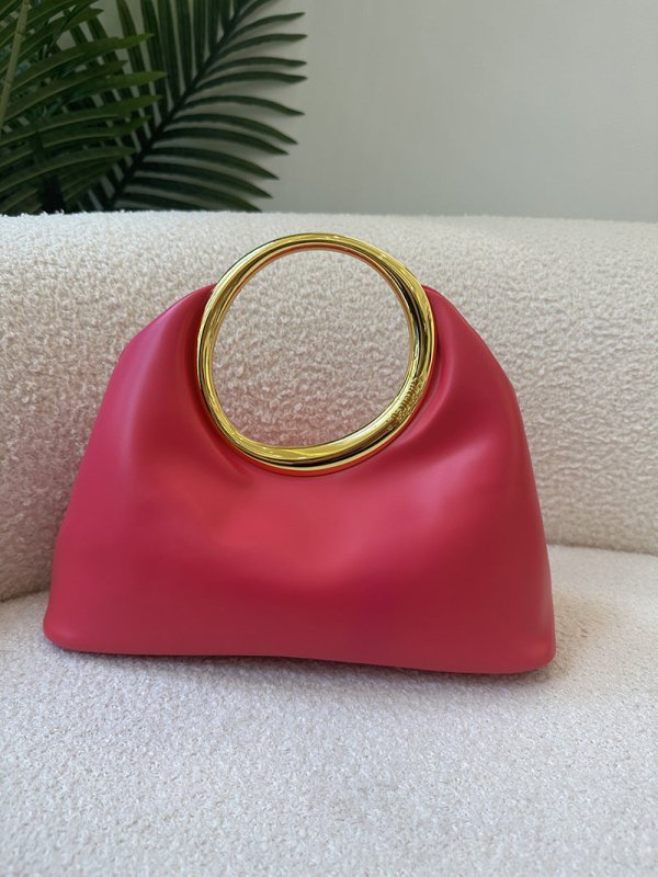 Simple Soft Leather Bag Hand Carrying Ring Hand-carrying $98.90 Dana Fashion Color: Rose Red Size: 30X13X23CM Women's Bags Product information: Applicable scenarios: Daily matching Color: Black, creamy-white, grass green, Rose Red, snake color Outer bag t