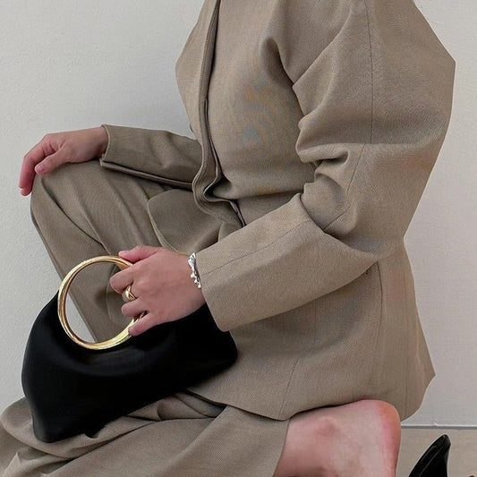 Simple Soft Leather Bag Hand Carrying Ring Hand-carrying $98.90 Dana Fashion Color: Beige Size: 30X13X23CM Women's Bags Product information: Applicable scenarios: Daily matching Color: Black, creamy-white, grass green, Rose Red, snake color Outer bag type