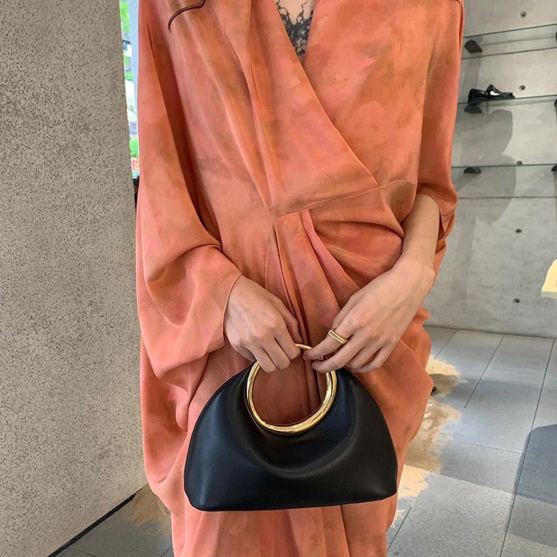 Simple Soft Leather Bag Hand Carrying Ring Hand-carrying $98.90 Dana Fashion Color: Beige Size: 30X13X23CM Women's Bags Product information: Applicable scenarios: Daily matching Color: Black, creamy-white, grass green, Rose Red, snake color Outer bag type