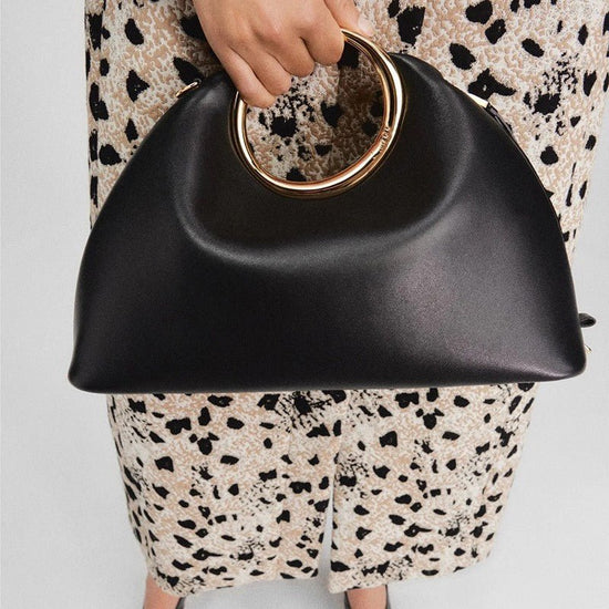 Simple Soft Leather Bag Hand Carrying Ring Hand-carrying $98.90 Dana Fashion Color: Beige Size: 30X13X23CM Women's Bags Product information: Applicable scenarios: Daily matching Color: Black, creamy-white, grass green, Rose Red, snake color Outer bag type