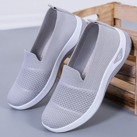 Slip-on Mother's Shoes Soft Sole Lightweight Old Beijing Cloth Shoes Shallow Mouth $27.14 Dana Fashion Color: Beige Size: 36 Women's shoes Product information: Toe holder shape: round head Color: G-SK12 Black, G-SK12 Gray, G-SK12 cyan, G-SK12 khaki, G-SK1