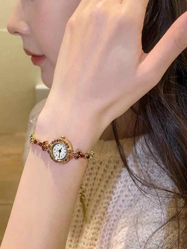 Small Fine Pomegranate Light Luxury 2024 New $169.00 Dana Fashion Color: Gold Women's Accessories Product information: Case back type: Ordinary Movement type: quartz movement Popular elements: fine steel Display mode: Pointer type Shape: round Packing lis